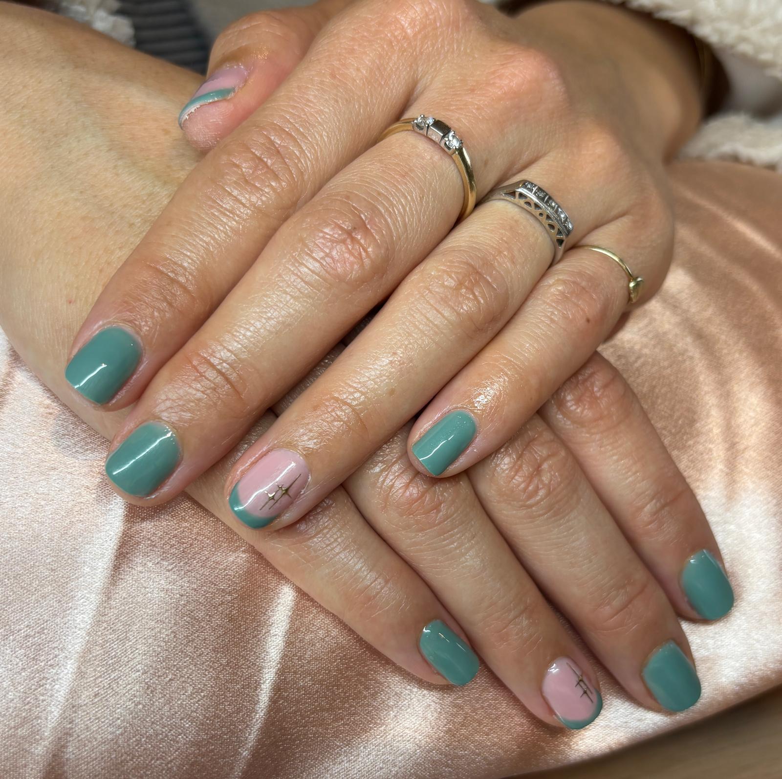 Turquoise nagels met nail art