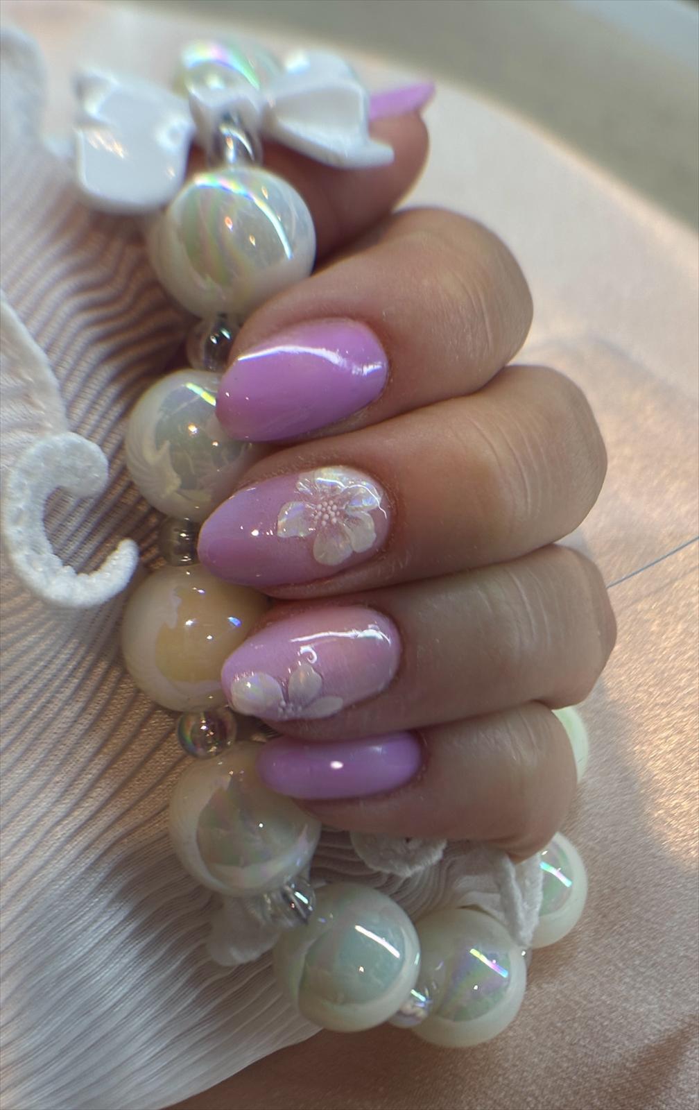 Lila nagels met 3D bloemen