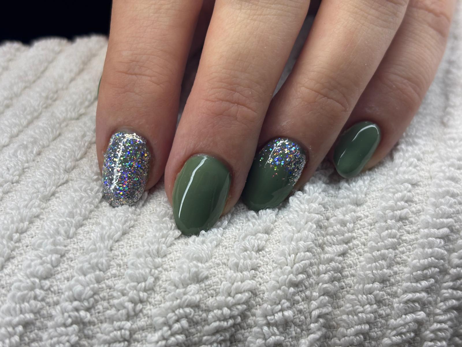 Groene nagels met glitter