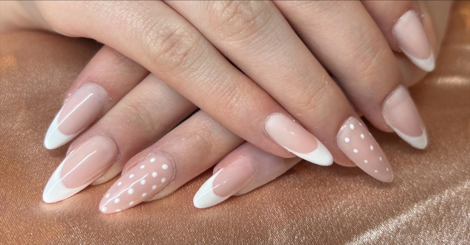 Nude French manicure met stippen